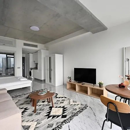 Cozy Bright W Parking, Poolviews! #237 דירה *